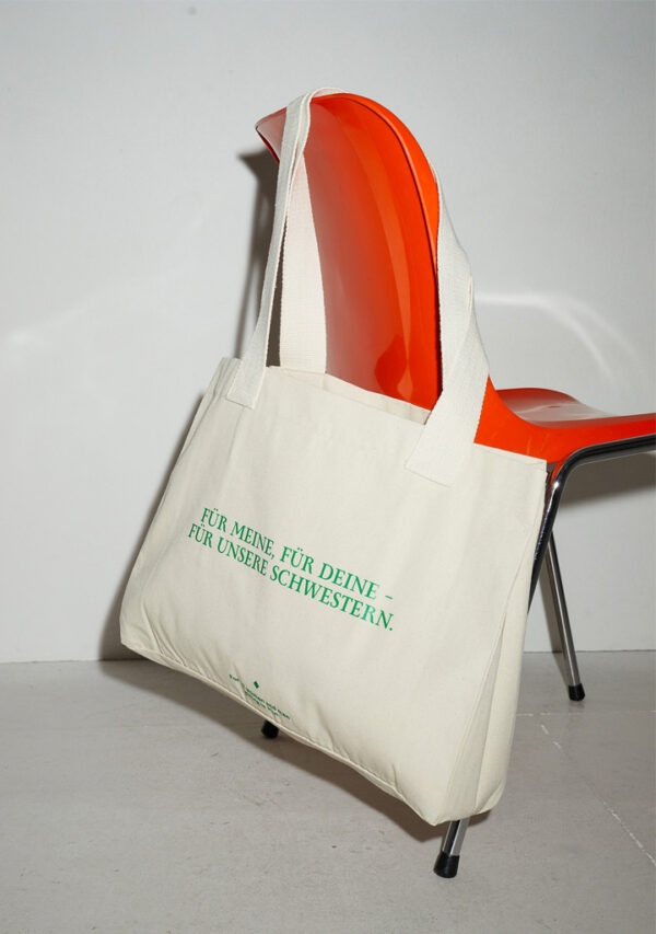 Baraye_Charity_Tasche_back_on-red-chair